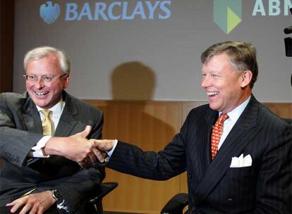 Los primeros ejecutivos de Barclays y ABN Amro , Varley (izquierda) y Groenink, se saludan tras el acuerdo.
