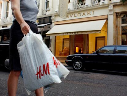 Una mujer, con bolsas de H&M en una calle de Londres.