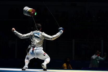 El jugador alemán, Matyas Szabo, celebra su victoria frente al bulgaro, Pancho Paskov, en la categoria de sable individuall, en el Carioca Arena 3.