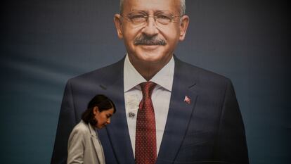 Una mujer pasa junto a un cartel del líder del CHP y candidato conjunto de la oposición a las elecciones presidenciales, Kemal Kiliçdaroglu, que perdió los comicios frente al presidente Recep Tayyip Erdogan.
