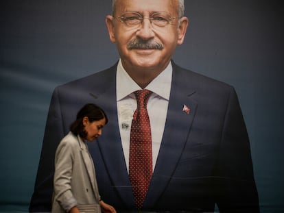Una mujer pasa junto a un cartel del líder del CHP y candidato conjunto de la oposición a las elecciones presidenciales, Kemal Kiliçdaroglu, que perdió los comicios frente al presidente Recep Tayyip Erdogan.