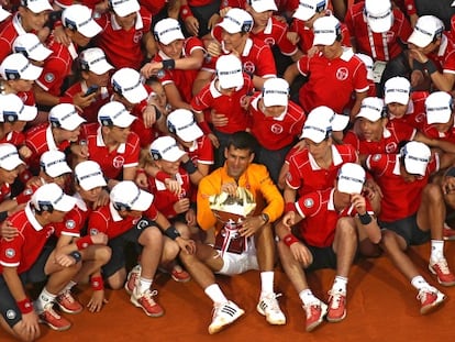 Djokovic posa amb el trofeu al costat dels voluntaris de Montecarlo.