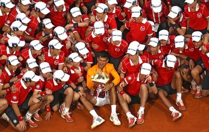 Djokovic posa amb el trofeu al costat dels voluntaris de Montecarlo.