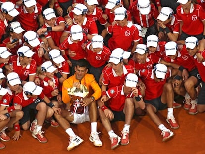 Djokovic posa amb el trofeu al costat dels voluntaris de Montecarlo.