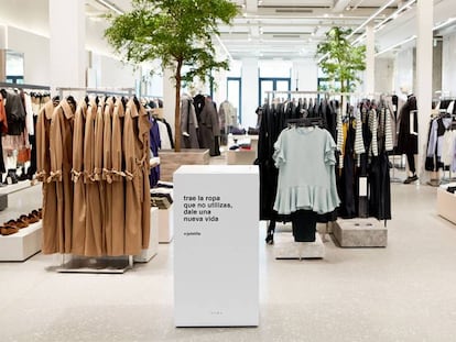 Una de las tiendas de Zara que invita al reciclaje de la ropa.