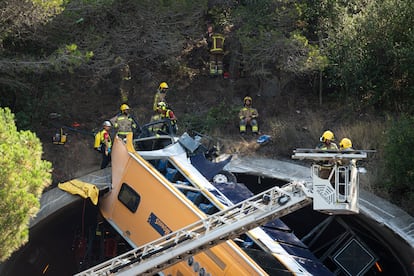 Varios bomberos inspeccionan el autocar.
