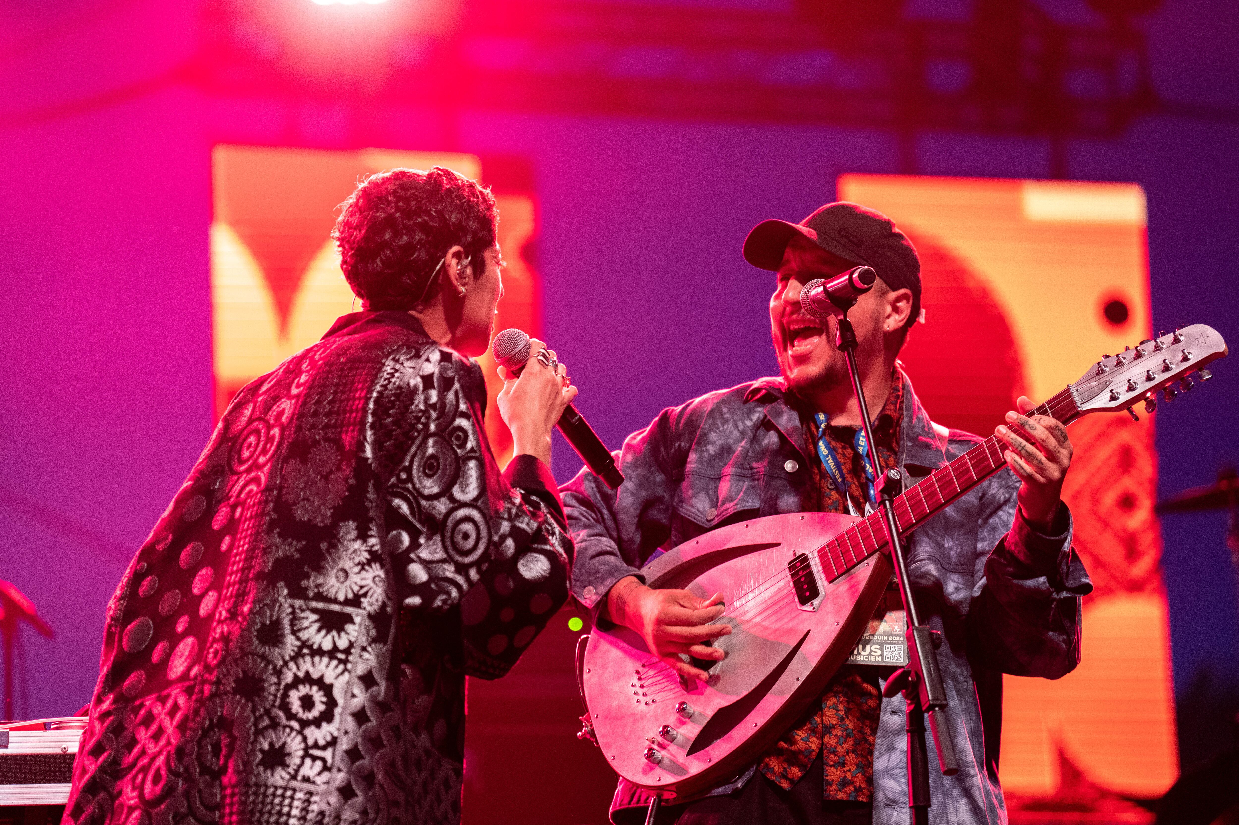 Widad Mjama, de espaldas, en una actuación de su grupo, Aïta Mon Amour, durante el Festival Gnaoua de Músicas del Mundo, en junio.