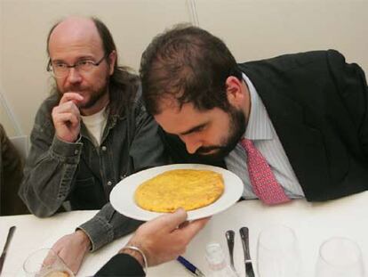 El jurado del concurso, con Santiago Segura entre sus miembros, juzga una de las tortillas.