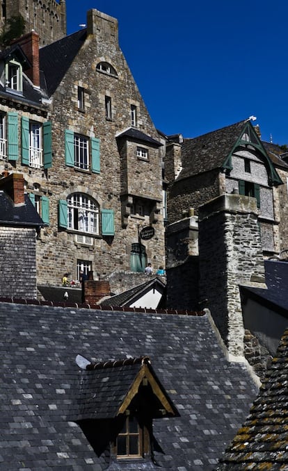 El pueblo cuenta con gran número de edificios clasificados como monumentos históricos, pequeños museos y comercios turísticos.