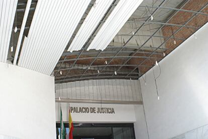 Aspecto de la entrada al Palacio de Justicia de Motril con las placas del techo caídas por la explosión.