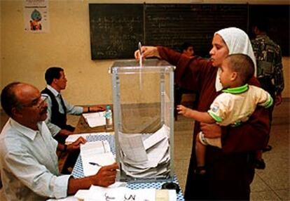 Una mujer marroquí deposita su voto en un colegio electoral de Marrakesh.