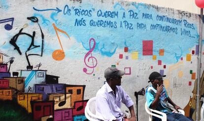 “Los ricos quieres la paz para continuar ricos, nosotros queremos la paz para continuar vivos”; grafiti en una de las paredes de la favela de Santa Marta. 

