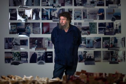 Pedro G. Romero en la sala del Reina Sofia que expone su obra 'Puerta Osario / Puerta La Carne'.
