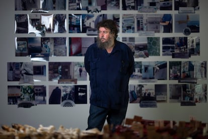 Pedro G. Romero en la sala del Reina Sofia que expone su obra 'Puerta Osario / Puerta La Carne'.
