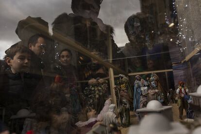 Un grupo de personas observa el nacimiento de la Plaza Mayor en Madrid.