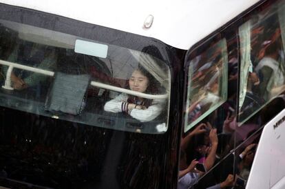 Una estudiante es vista en el interior de un autobús en su trayecto de la Escuela Secundaria de Maotanchang a la ciudad de Luan para realizar el examen de acceso a la universidad o 'gaokao', el 5 de junio del 2017. 