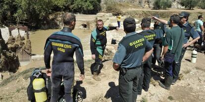 Los agentes, antes de hallar el cadáver del hombre arrastrado por la riada en Iznalloz.