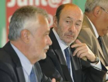 El secretario general del PSOE, Alfredo Pérez Rubalcaba (d), y el secretario general del PSOE de Andalucía y presidente de la Junta, José Antonio Griñán (i), durante un encuentro con empresarios, agentes sociales y representantes andaluces de diferentes sectores económicos para presentar en la comunidad autónoma el Plan "Reactivar la Economía para combatir el desempleo".