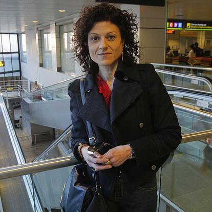 Julia Cendón, ayer en Barajas, antes de partir a Nairobi.