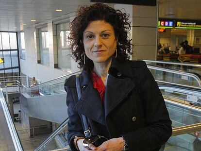 Julia Cendón, ayer en Barajas, antes de partir a Nairobi.