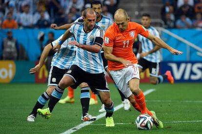 Pablo Zabaleta (i) y Robben se disputan una bal&oacute;n. 