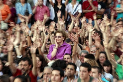 Votación a mano alzada en una de las asambleas de la Acampada de Sol del pasado mayo.