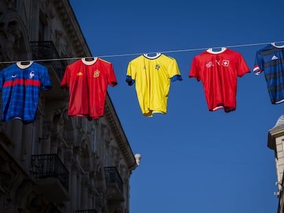 Camisas de França, Espanha, Suécia, Suíça e Escócia em Baku, Azerbaijão, uma das sedes do torneio.
