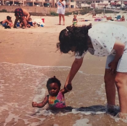 Sarah Palafox cuando era una bebé junto a su madre, Patricia.