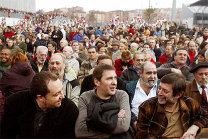 Los líderes de Batasuna Pernando Barrena, Arnaldo Otegi y Rafael Díez, entre los asistentes al acto en Barakaldo.