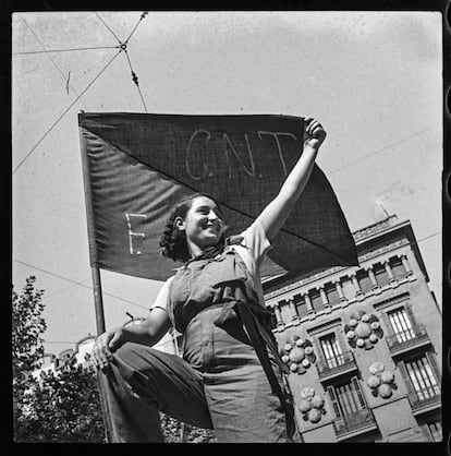 'Miliciana en una barricada de la calle Hospital, julio de 1936', de Antoni Campañà.