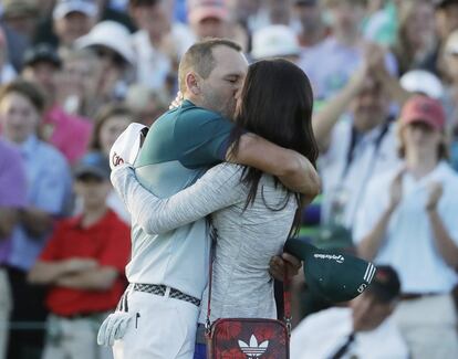 Garcia celebra la victoria besando a su novia Angela Atkins.