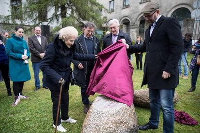 La poeta gallega Luz Pozo Garza descubre la piedra con sus versos inéditos en el Xardín das Palabras que Falan. 