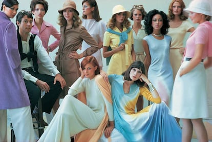 El diseñador Roy Halston con varias modelos para un editorial de 'Vogue', 1972