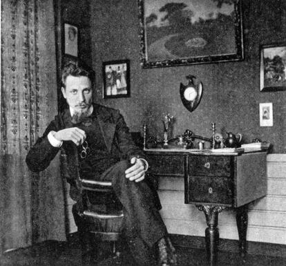 El poeta Rainer Maria Rilke, en el lugar de trabajo de su casa.