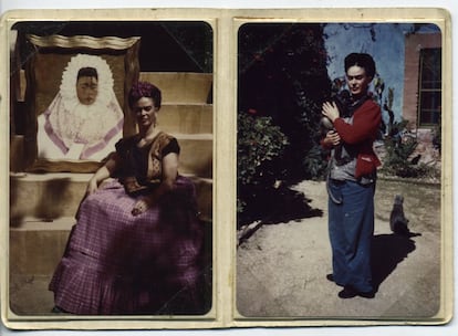 Izquierda: Frida en el patio de su casa de Coyoacán con uno de sus monos araña, 1943. Derecha: Frida en la pirámide de la Casa Azul con su autorretrato como tehuana ('Diego en mi pensamiento').