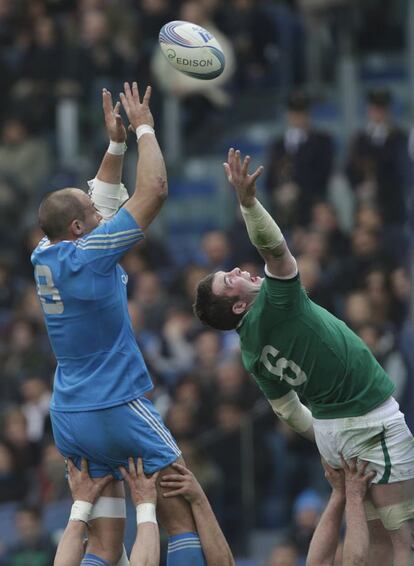 El italiano Sergio Parisse (izquierda) y un oponente irlandés saltan a por la pelota.