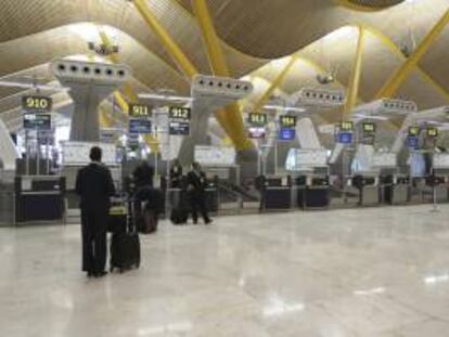 Mostradores de facturación en la T-4 del aeropuerto de Barajas de Madrid. EFE/Archivo