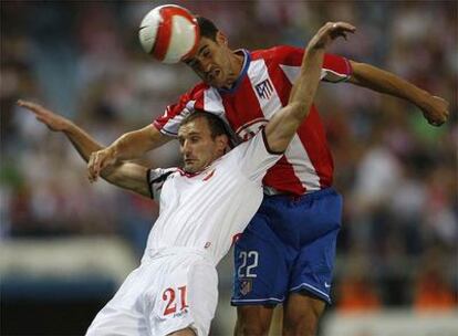 Los jugadores del Atlético luchan todos los balones