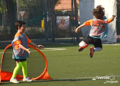 Dos niños, en una sesión de entrenamiento del English Soccer Camp.