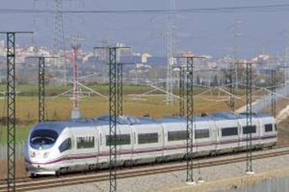 Un tren de la la nueva línea del AVE Barcelona-Girona-Figueres circula ante esta ciudad gerundense. EFE/Archivo