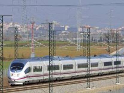 Un tren de la la nueva línea del AVE Barcelona-Girona-Figueres circula ante esta ciudad gerundense. EFE/Archivo