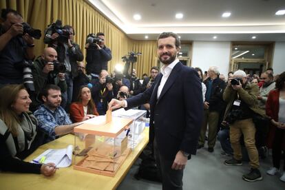 El presidente del Partido Popular, Pablo Casado, deposita su voto en el colegio Nuestra Señora del Pilar de Madrid.