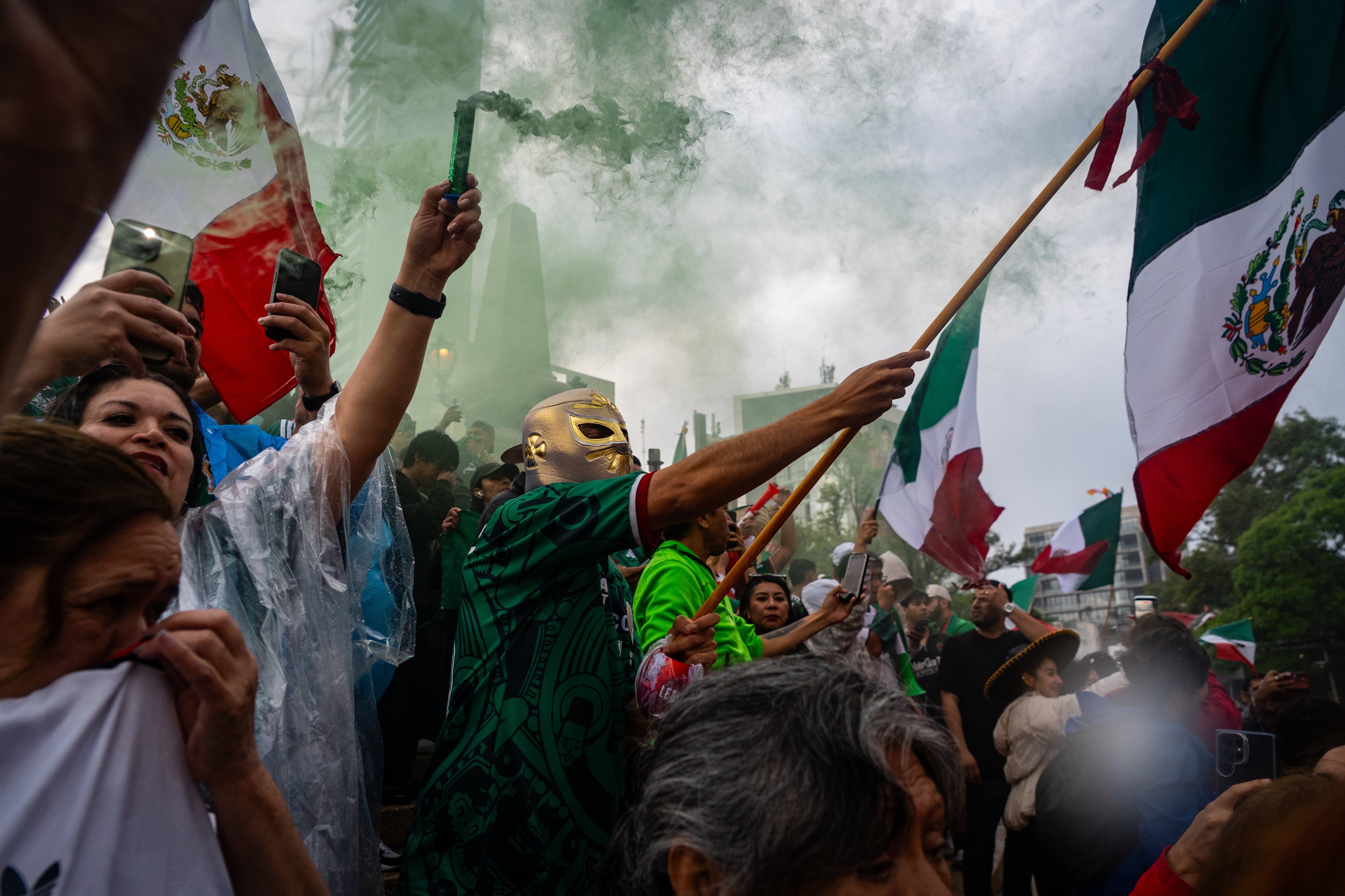 Aficionados en Paseo de la Reforma, en Ciudad de México, este jueves.