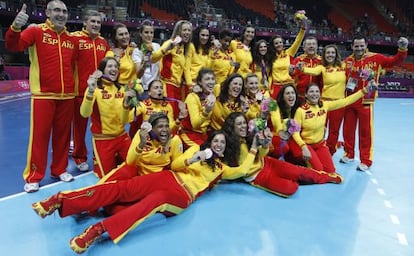 La selección femenina de balonmano celebra su bronce en los Juegos.