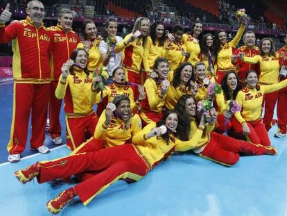 La selección femenina de balonmano celebra su bronce en los Juegos.