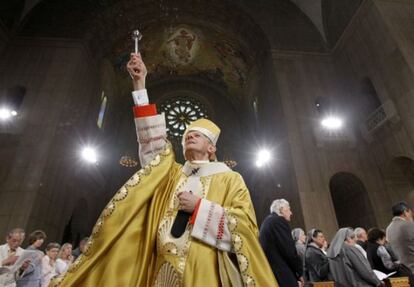 El cardenal Donald Wuerl, arzobispo de Washington, rocía la basílica de la Inmaculada Concepción con agua bendita, el 24 de abril de 2011.