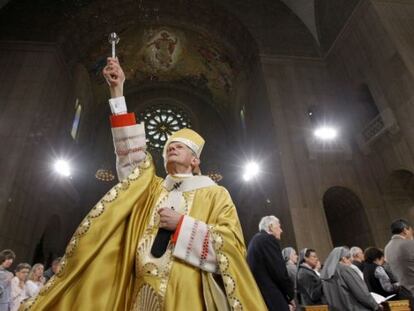 El cardenal Donald Wuerl, arzobispo de Washington, rocía la basílica de la Inmaculada Concepción con agua bendita, el 24 de abril de 2011.
