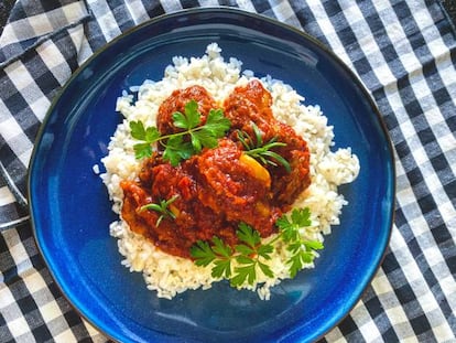 Cordero guisado con tomate y vermut