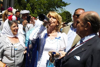 La pradera de San Isidro es un escenario idóneo para que los candidatos madrileños se dejen ver en un ambiente distendido. El 15 de mayo, por el día del patrón, Esperanza Aguirre, candidata del PP al Ayuntamiento de la capital, se ha vestido de chulapa, eso sí, sin abandonar la propaganda electoral. El traje, blanco con adornos azules y un buen abanico, lo más azulón posible. Aguirre intercambió propaganda electoral con aspirantes de otros partidos, bailó, y se hizo fotos con sus votantes. Para bajar la rosquilla, lo mejor, un trago de agua del santo.