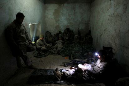 Soldados del Tercer Batallón de Sexto Regimiento de los Marines de EE UU montan su campamento en el interior de un edificio para pasar la noche en la localidad de Marjah.